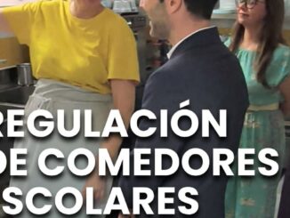 Niños comiendo en comedor escolar de educación infantil con platos de comida saludable