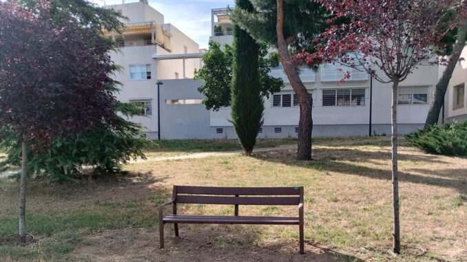El Ayuntamiento renueva el mobiliario urbano del parque de Los Arroyos Nuevos bancos instalados en el parque de Los Arroyos durante las obras de renovación de mobiliario urbano