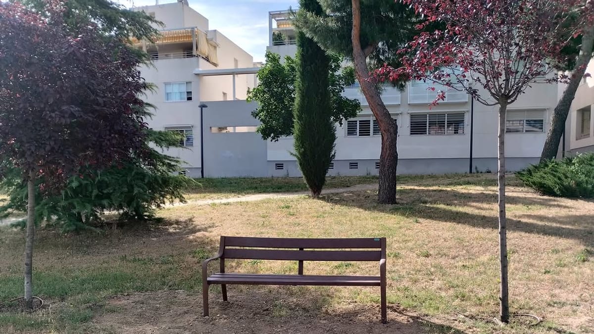 Nuevos bancos instalados en el parque de Los Arroyos durante las obras de renovación de mobiliario urbano