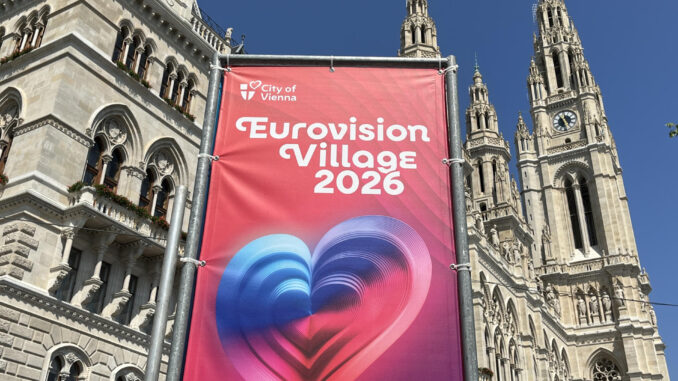 El Festival de Eurovisión pierde 35 millones de espectadores en su edición sin España FOTO ARCHIVO. - Vista de los preparativos para el Festival de la Canción de Eurovisión este sábado, en Viena. El Festival de la Canción de Eurovisión arranca mañana, domingo, en Viena, su edición más polémica en años, sin la participación de España y otros cuatro países por la presencia de Israel, y con más seguridad, menos banderas y una ciudad preparada tanto para la fiesta como para protestas. El pistoletazo de salida llega el domingo con la tradicional 'alfombra turquesa', el desfile de los cantantes de los 35 países que se presentan en el concurso. EFE/ Sara Corsellas