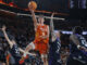 El base del Valencia Basket Sergio de Larrea (2i) entra a canasta ante varios jugadores del Surne Bilbao, durante el primer partido del playoff de cuartos de final de la Liga Endesa de baloncesto disputado en el Roig Arena. EFE/Miguel Ángel Polo.