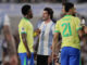 Rodrigo De Paul (c) de Argentina habla con Vinícius Júnior (i) de Brasil durante un partido de las eliminatorias sudamericanas para el Mundial de 2026. EFE/ Luciano González