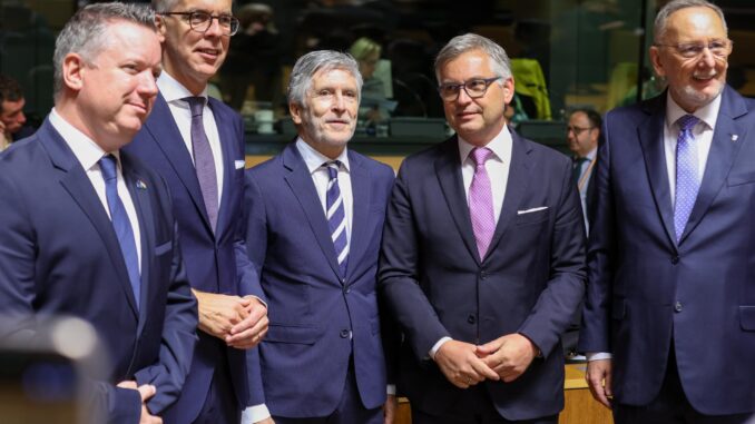 La UE reafirma estrategia migratoria más dura y mantiene debate de refugiados ucranianos (I-D) El Ministro del Interior húngaro Gabor Posfai, el Ministro de Asuntos Interiores de Luxemburgo Leon Gloden, el Ministro del Interior español Fernando Grande-Marlaska, el Comisario Europeo de Asuntos Interiores y Migración Magnus Brunner, y el Ministro del Interior croata Davor Bozinovic asisten a la reunión del Consejo de Justicia y Asuntos Interiores (Asuntos Interiores) en Luxemburgo, 04 de junio de 2026. Los ministros discuten la implementación del Pacto sobre Migración y Asilo, la dimensión exterior de la migración con foco en la cooperación con Somalia, el futuro estatuto jurídico de las personas desplazadas de Ucrania, la gobernanza de Schengen y los desafíos de seguridad interna vinculados al actual entorno geopolítico, incluyendo los desarrollos en Oriente Medio. (Luxemburgo, Ucrania, Luxemburgo) EFE/EPA/Olivier Hoslet