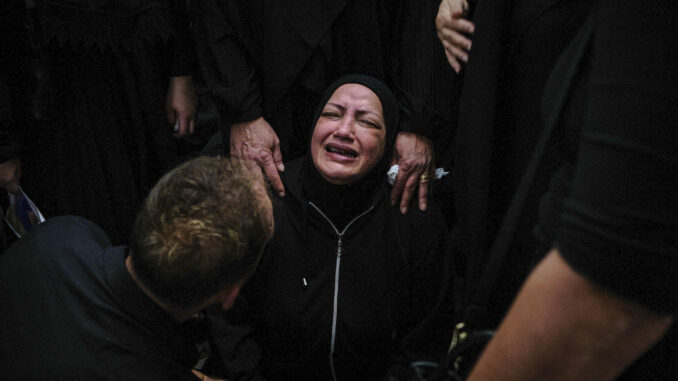 Israel avisa a los libaneses del sur que no vuelvan porque sigue atacando allí a Hizbulá La localidad de Wardanieh, en Líbano, despide a una familia de seis miembros fallecida en un bombardeo israelí contra Marwanieh, en el sur del país, el 3 de junio de 2026. EFE/ Edgar Gutiérrez