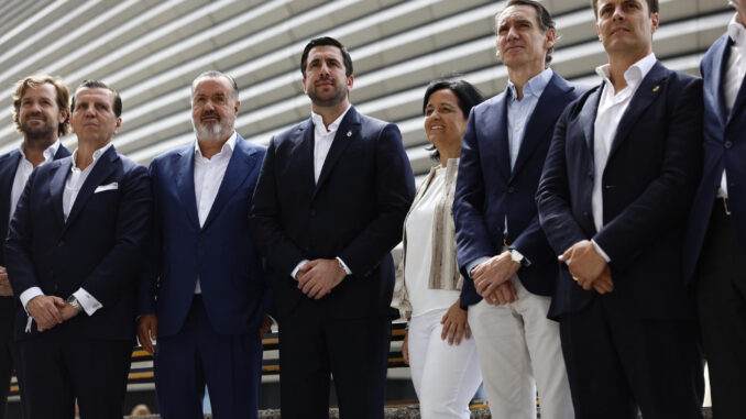 Riquelme acusa a Florentino Pérez de la quiebra del Madrid y promete "levantar alfombras" El candidato a la presidencia del Real Madrid Enrique Riquelme (c) posa este sábado en el marco de su cierre de campaña. EFE/Rodrigo Jimenez