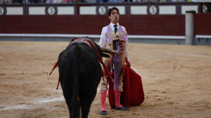 Las Ventas asiste impasible a un impresionante despliegue de valor de Víctor Hernández El diestro Víctor Hernández se planta ante el segundo de los de su lote, durante la corrida de la Feria de San Isidro celebrada este jueves en la plaza de toros de Las Ventas, en Madrid. EFE/ Kiko Huesca