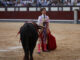 El diestro Víctor Hernández se planta ante el segundo de los de su lote, durante la corrida de la Feria de San Isidro celebrada este jueves en la plaza de toros de Las Ventas, en Madrid. EFE/ Kiko Huesca