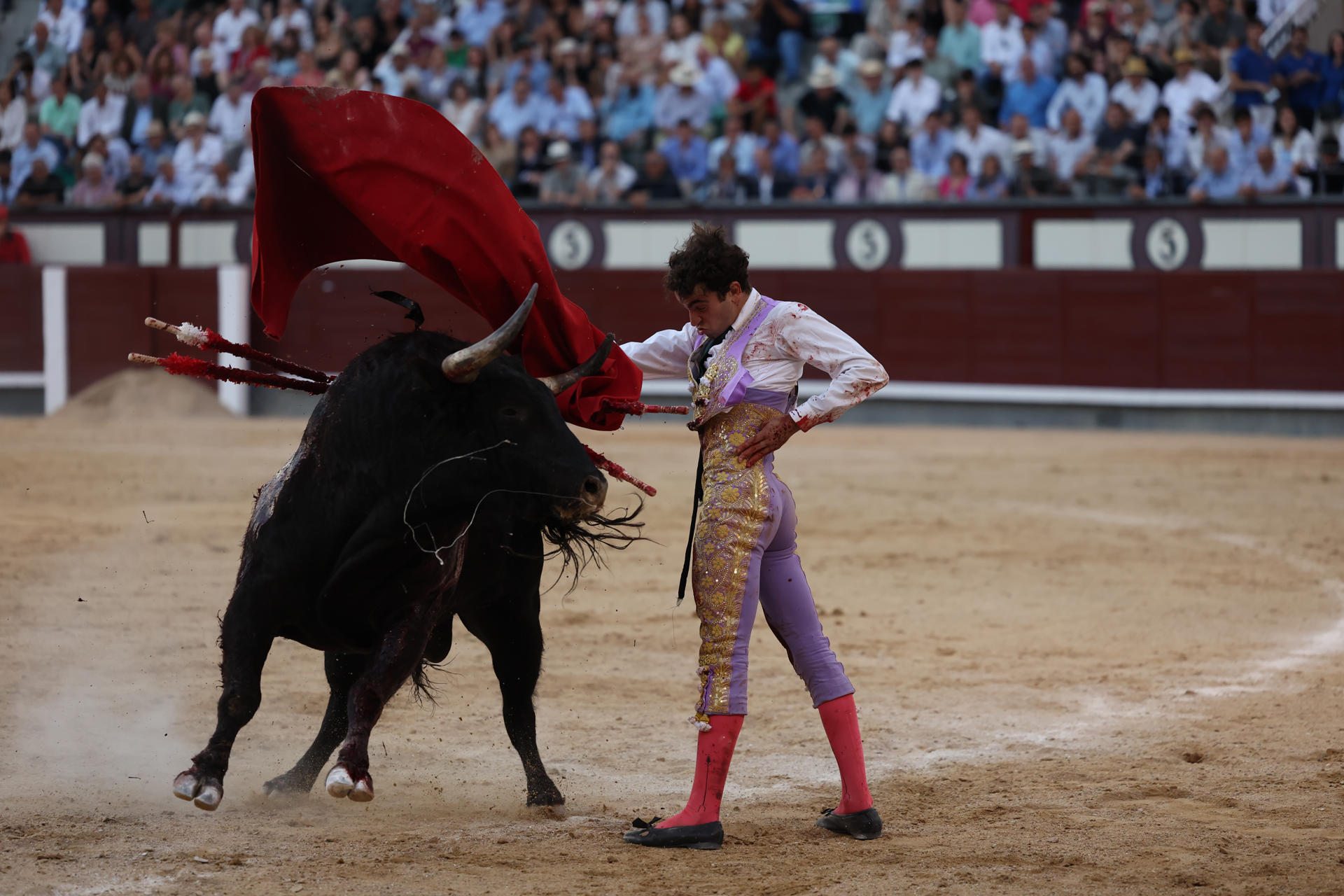 El diestro Víctor Hernández da un pase con la muleta al segundo de los de su lote, durante la corrida de la Feria de San Isidro celebrada este jueves en la plaza de toros de Las Ventas, en Madrid. EFE/ Kiko Huesca
