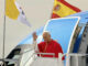 El papa León XIV saluda a su llegada al aeropuerto de Adolfo Suárez Madrid-Barajas, este sábado, para iniciar su primera visita apostólica a España hasta el 12 de junio. EFE/Mariscal