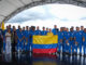 Fotografía cedida por la Presidencia de Colombia de su mandatario, Gustavo Petro (c), posando con el pabellón nacional y los integrantes de la selección colombiana de fútbol este jueves, en Bogotá (Colombia). EFE/ Presidencia de Colombia /SOLO USO EDITORIAL SOLO DISPONIBLE PARA ILUSTRAR LA NOTICIA QUE ACOMPAÑA (CRÉDITO OBLIGATORIO)