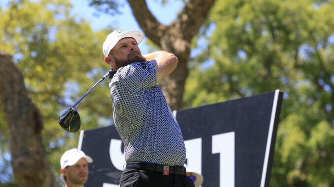 El golfista inglés Tyrrell Glen Hatton durante la segunda jornada en el LIV Golf Andalucía, este viernes en San Roque. EFE/A.Carrasco Ragel.
