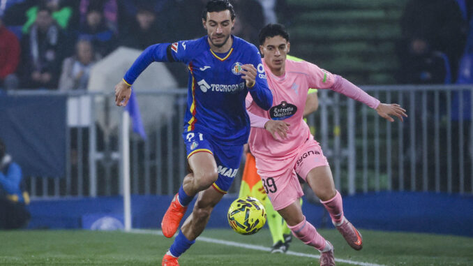 Iglesias dice adiós al Getafe: "Me alegra hacerlo dejando al equipo arriba" El defensa del Getafe, Juan Iglesias (i), disputa el balón ante el centrocampista noruego del Celta, Jones El-Abdellaoui, en el Coliseum de Getafe en foto de archivo de Zipi Aragón. EFE