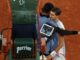 El tenista italiano Matteo Arnaldi abraza a su compatriota Matteo Berrettini durante el partido de cuartos de Roland Garros, París. EFE/EPA/MOHAMMED BADRA