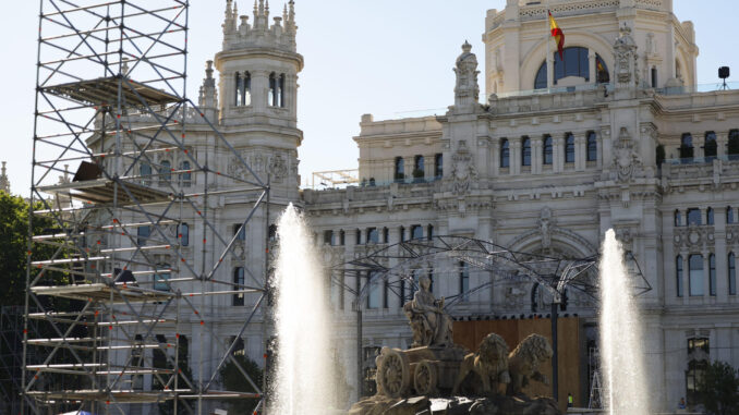 Operarios instalan las estructuras que acogerán los principales actos del papa en la Plaza de Cibeles con motivo de la visita del pontífice que llega a la capital el próximo sábado, 6 de junio. EFE/Mariscal
