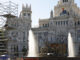 Operarios instalan las estructuras que acogerán los principales actos del papa en la Plaza de Cibeles con motivo de la visita del pontífice que llega a la capital el próximo sábado, 6 de junio. EFE/Mariscal