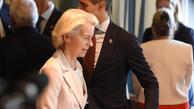 El caso de Montenegro impulsa nuevas ideas para la ampliación de la UE La presidenta de la Comisión Europea, Ursula von der Leyen (C), asiste a la sesión plenaria en la cumbre UE-Balcanes Occidentales en Tivat, Montenegro, el 5 de junio de 2026. La cumbre de un día de alto nivel reúne a líderes de la Unión Europea (UE) y a sus homólogos de los Balcanes Occidentales para debatir medidas concretas de integración y acelerar el camino de la región hacia la membresía en el bloque. EFE/EPA/BORIS PEJOVIC