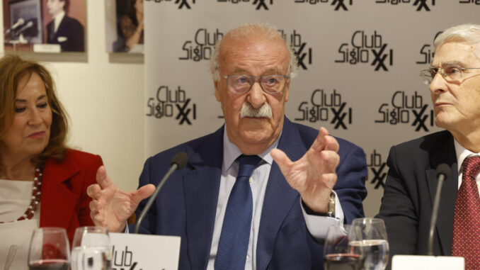 Del Bosque será asesor de Enrique Riquelme si es elegido presidente del Real Madrid Fotografía de Javier Lizón, en la que puede verse en una imagen de archivo del pasado 5 de mayo al exfutbolista y exentrenador de la selección Vicente del Bosque, durante un evento. EFE