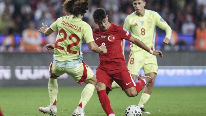 El centrocampista Arda Güler, del Real Madrid ante el español Marc Cucurella en Konya, Turquía. EFE/EPA/ERDEM SAHIN
