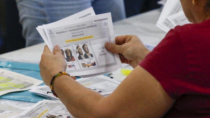 Fotografía de archivo de jurados de votación realizando el conteo de votos. EFE/ STR
