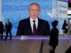 Los participantes pasan junto a una gran pantalla que muestra una imagen del presidente ruso, Vladímir Putin, durante el Foro Económico Internacional de San Petersburgo (SPIEF), en San Petersburgo, Rusia, el 04 de junio de 2026. El 29º SPIEF se celebra del 03 al 06 de junio de 2026. (Rusia, San Petersburgo) EFE/EPA/ANATOLY MALTSEV