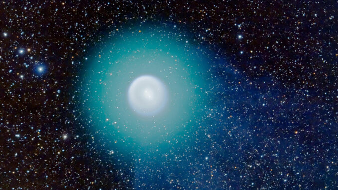 Investigadores reconstruyen el "megaestallido" del cometa 17P/Holmes en octubre de 2007 Imagen terrestre del cometa 17P/Holmes tomada el 1 de noviembre de 2007 por el astrofotógrafo Alan Dyer. Fotografía facilitada por el IAA-CSIC ( NASA , ESA y A. Dyer).