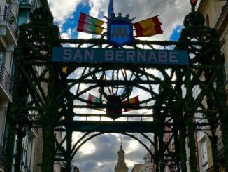 Cartel anunciador de San Bernabé 26 con diseño festivo y colorido