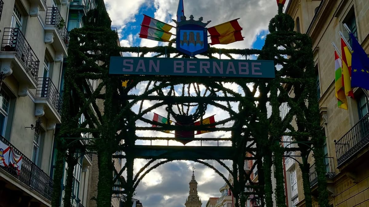 Cartel anunciador de San Bernabé 26 con diseño festivo y colorido