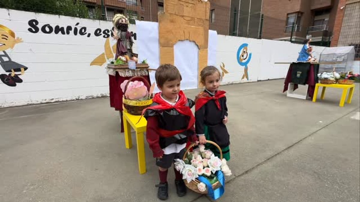 Alumnos del Colegio Sagrado Corazón Jesuitas celebrando San Bernabé con ofrenda floral, música y bailes renacentistas en el patio del centro educativo
