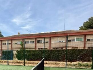 Fachada del colegio Pedro Simón Abril de Santa Ana durante los trabajos de remodelación y climatización