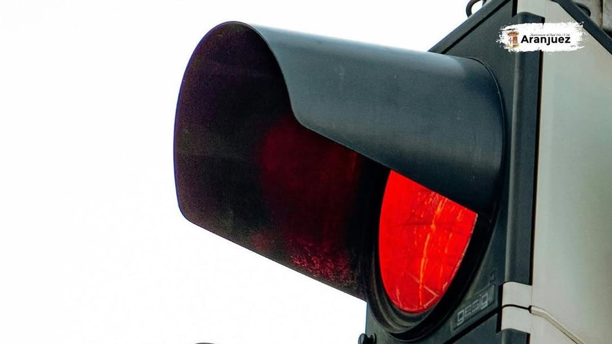 Nuevo semáforo inteligente instalado en el Paseo del Deleite junto a la entrada de la fábrica de Ercros con sistema de detección de velocidad