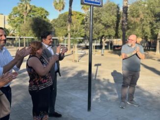 Inauguración del parque dedicado a Juanma Díaz en el Distrito Este de Sevilla, Alcosa-Torreblanca, con placa conmemorativa visible
