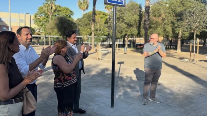 Sevilla dedica un parque a Juanma Díaz en el Distrito Este Inauguración del parque dedicado a Juanma Díaz en el Distrito Este de Sevilla, Alcosa-Torreblanca, con placa conmemorativa visible
