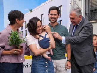 El alcalde Juan Luis Sanz hace entrega de las llaves de las 16 viviendas de la promoción La María de Emvisesa en Sevilla