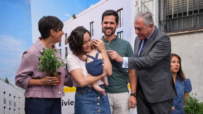 El alcalde Juan Luis Sanz hace entrega de las llaves de las 16 viviendas de la promoción La María de Emvisesa en Sevilla