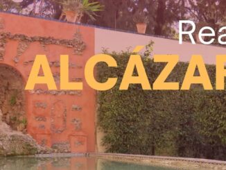 Detalle de la fuente histórica en el Real Alcázar de Sevilla con banco de azulejos