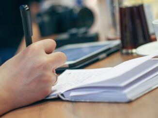 Grupo de emprendedores en una sesión de trabajo colaborativo sobre iniciativas empresariales