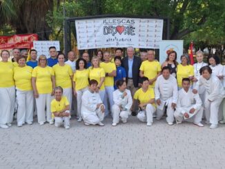 Sesión de tai-chi en la plaza central del Parque Manuel de Vega de Illescas con participantes de la Asociación Iberochina