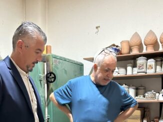Gerardo Sánchez, responsable de la Sociedad de Infraestructuras, visita la fábrica Piñero para supervisar el nuevo mural cerámico destinado a la Estación de Autobuses de Talavera de la Reina