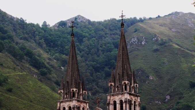 850 desempleados de Asturias se beneficiarán de talleres de empleo hasta 2027 Consejero de Ciencia visitando un taller de empleo del Sepepa en Pilonna, Asturias