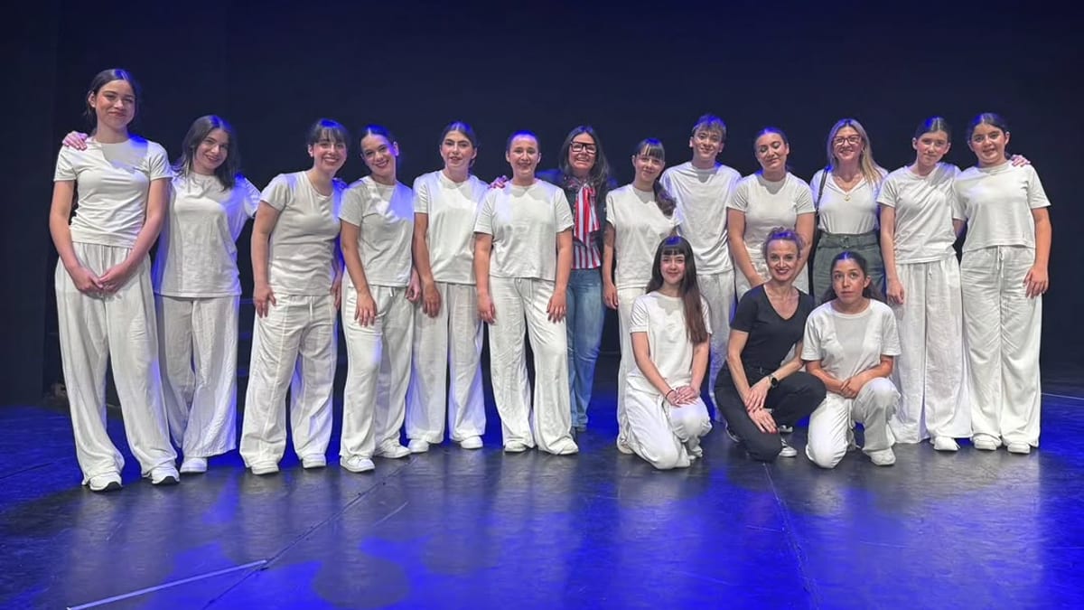 Presentación de la obra teatral 'Los pájaros de Estinfalia' del Taller de Teatro de la Universidad Popular de Valdemoro con participantes en escena
