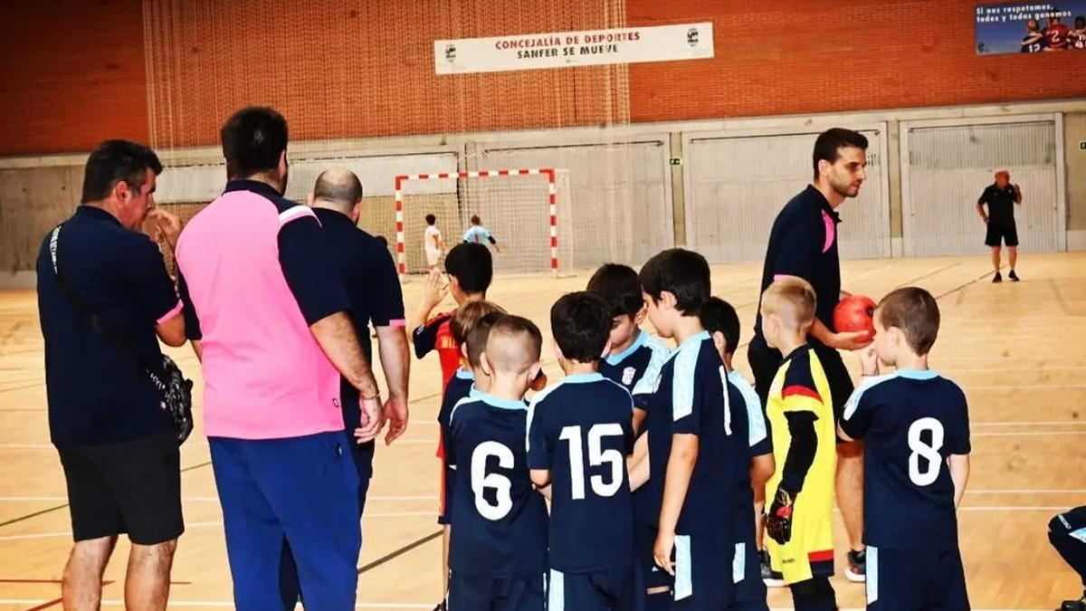 Participantes y autoridades en el Torneo de Fútbol de Fiestas Patronales de San Fernando de Henares