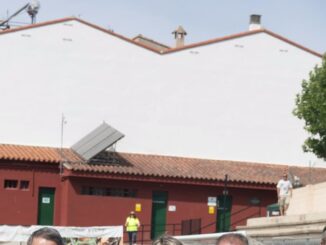 Partido del Torneo Gol a la Despoblación en el campo de fútbol de Caudiel, con jugadores en acción.