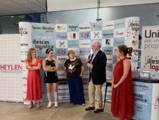 Participantes del torneo de pádel solidario de Illescas Logística con presencia del alcalde José Manuel Tofiño y la concejala de Deportes Belén Beamud