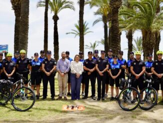 Operativo de seguridad estival de Torremolinos con agentes de policía y vigilancia de playas