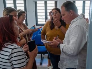 David Toscano, presidente de la Diputación de Huelva, en el encuentro con profesionales del Servicio de Ayuda a Domicilio en Lucena del Puerto