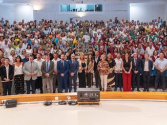 Clausura del curso del Aula de la Experiencia de la Universidad de Huelva. Participantes y personal académico en el acto de clausura