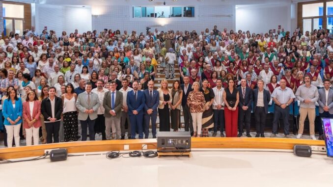 La Universidad de Huelva clausura el curso del Aula de la Experiencia Clausura del curso del Aula de la Experiencia de la Universidad de Huelva. Participantes y personal académico en el acto de clausura
