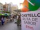 Vista de la V Fira de la Primavera Castelló Ruta de Sabor en la plaza Hort del Corders con visitantes disfrutando de productos gastronómicos locales