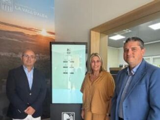 Presentación del proyecto Memòria Viva de archivo digital municipal en Vall d'Alba, con la participación de autoridades de la Generalitat Valenciana