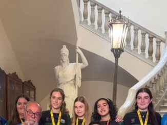 Equipo Valquirias Rugby posando en acto de reconocimiento municipal por subcampeonato de España M17 femenino